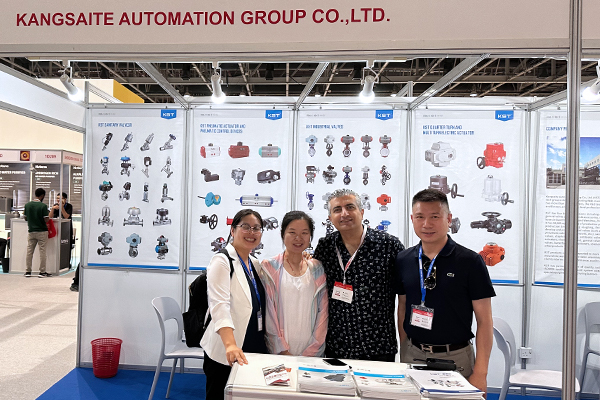 Деловая встреча на выставке Valve