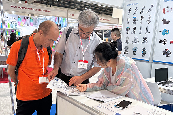 Демонстрация продукта на промышленной выставке клапанов