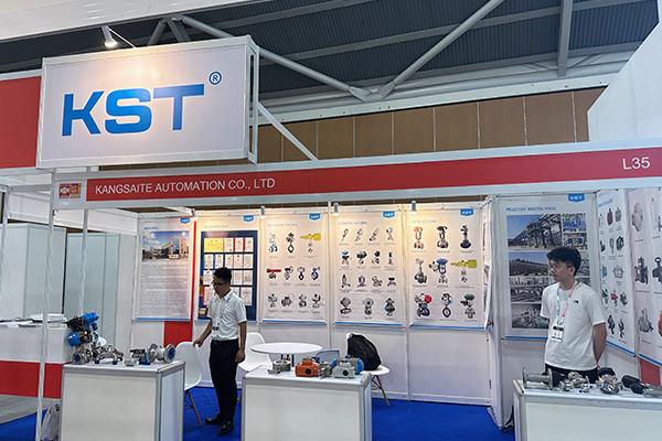 Групповое фото на выставке Valve Fury